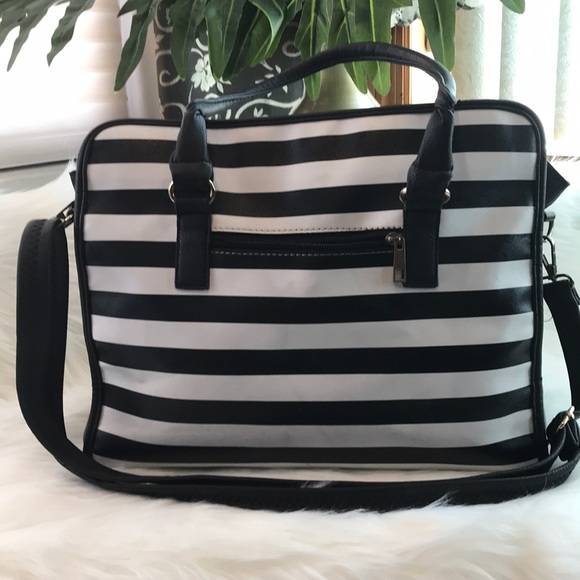 Black and White Mid Size Purse - Picture 2 of 9